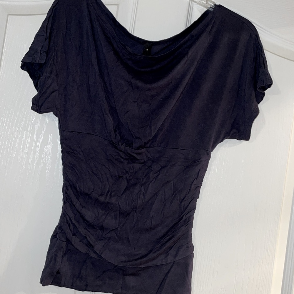 Form fitting cute top - Picture 3 of 4